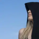 Κληρονόμησε 2,8 εκατ. ευρώ και φοβάται ότι οι άνδρες θα την πλησιάζουν για τα λεφτά