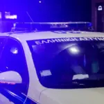 ΤΩΡΑ: Αυτοκίνητο «καρφώθηκε» σε καφετέρια στο κέντρο της Αθήνας – Ένας τραυματίας