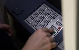 “Ανατροπή” στα ΑΤΜ με μετρητά χωρίς κάρτα -Πώς γίνονται οι αναλήψεις