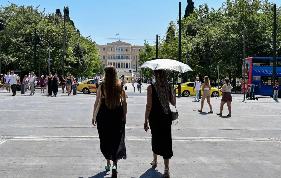 Καύσωνας με θερμοκρασίες-ρεκόρ: «Ψήνεται» η Ελλάδα στους 44 βαθμούς Κελσίου