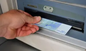 Τράπεζα αφαιρεί όλα τα ΑΤΜ και σταματά αναλήψεις
