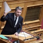 Ανησυχία στο ΠΑΣΟΚ για άτυπο δίπολο Μητσοτάκη–Τσίπρα την ώρα που κορυφώνονται οι πολιτικές παρουσίες