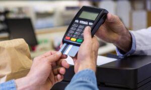 Χριστουγεννιάτικος «μποναμάς» από το κράτος – Μοιράζει 100.000€ σε 12 τυχερούς