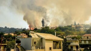 Επικίνδυνος ο αέρας στην Πάτρα λόγω της φωτιάς – Τι πρέπει να κάνετε