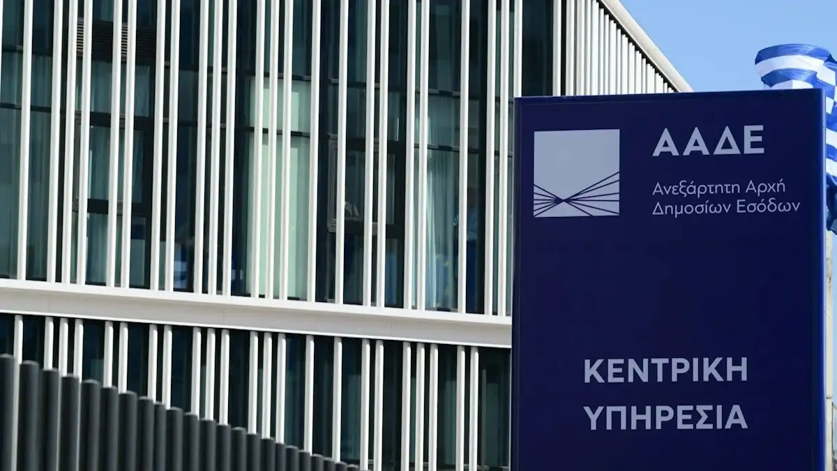 Πρόστιμα 100 έως 500 ευρώ: Τι ισχύει πλέον για καθυστερημένες δηλώσεις ΦΠΑ και Ε9