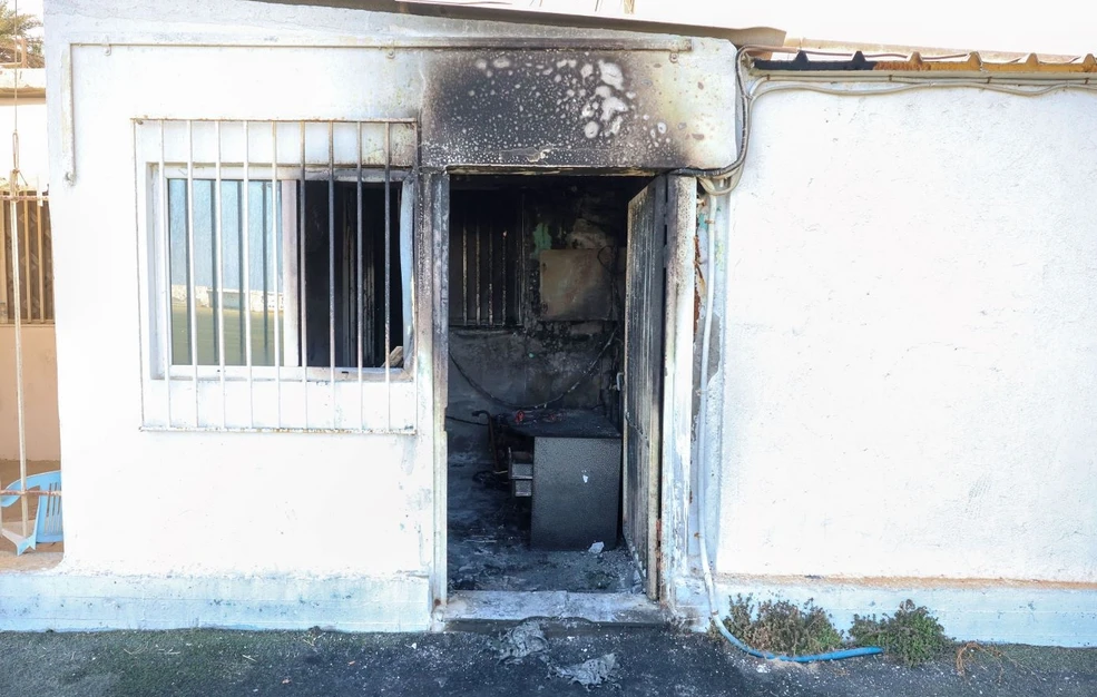 Στο Θριάσιο μεταφέρονται εσπευσμένα οι δύο βαριά εγκαυματίες από τη φωτιά στην Αμμουδάρα