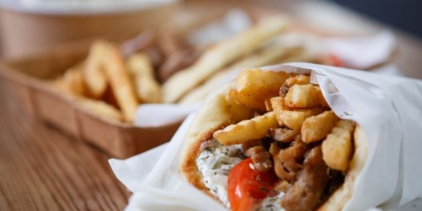 Σουβλάκι: Το τυλιχτό πάνω από 6€ στην Κρήτη – Γιατί εκτοξεύτηκαν οι τιμές και πότε φτάνει τα 7€