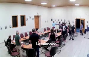 Βίντεο: Άγριος καβγάς στο Δημοτικό Συμβούλιο Μακρακώμης – Μέλη αντάλλαξαν σπρωξιές και ύβρεις