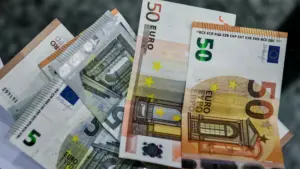 Τι αλλάζει στις συντάξεις μετά τα 40 χρόνια – Τα παραδείγματα που δείχνουν τη διαφορά