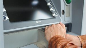 Πότε θα δουν στους λογαριασμούς τους τα χρήματά τους οι συνταξιούχοι