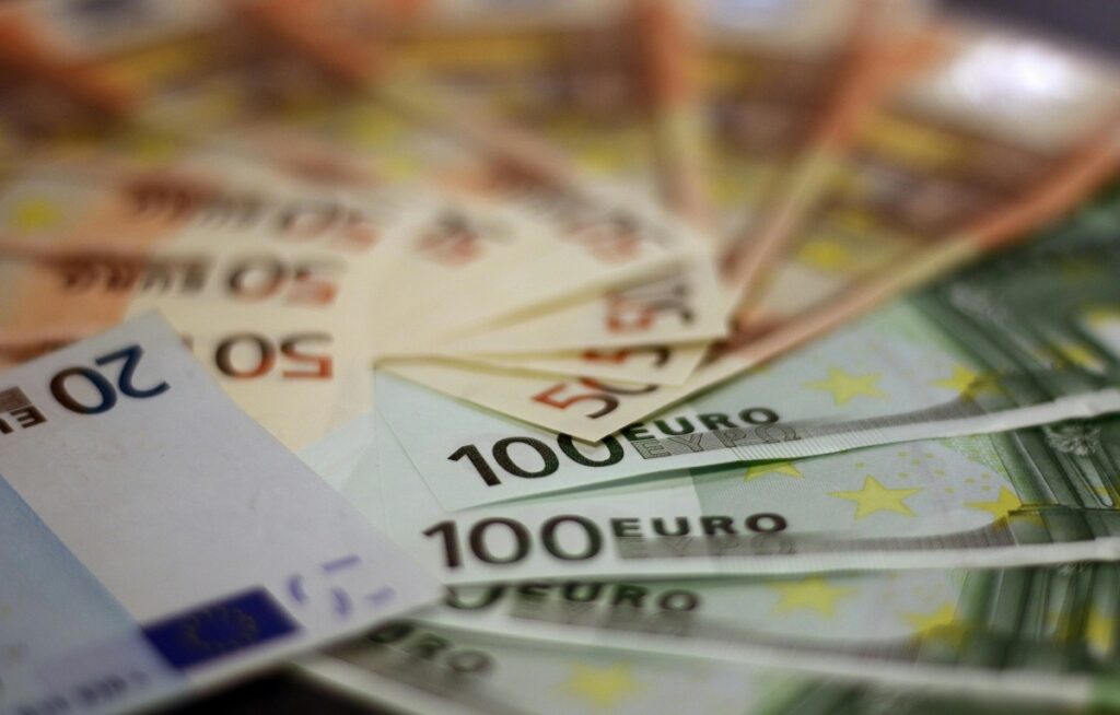 Έκτακτο επίδομα Χριστουγέννων: Ποιοι θα πάρουν «κοινωνικό μέρισμα»