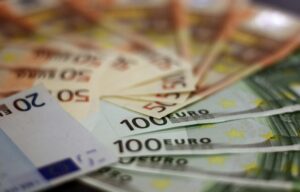 Έκτακτο επίδομα Χριστουγέννων: Ποιοι θα πάρουν «κοινωνικό μέρισμα»