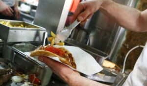 Σουβλάκι: Από φθηνό σνακ έγινε πολυτέλεια – Τιμές έως 5 ευρώ στην Αθήνα