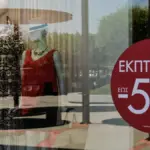 Οι θερινές εκπτώσεις απογοήτευσαν: Γιατί οι προσφορές συνεχίζονται και μετά τη λήξη τους