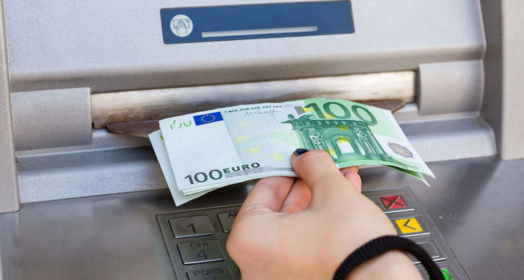 Επίδομα 100 ευρώ: Οριστικό! Πότε μπαίνουν τα χρήματα στα ATM
