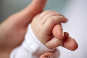 Επίδομα παιδιού Α21: Ποιοι κινδυνεύουν να χάσουν τη δόση – Τι ισχύει για την 4η