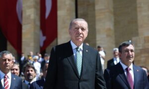 Νέα πρόκληση Ερντογάν – Υπαινιγμοί για “ύπουλα σχέδια” στην επέτειο της Μεγάλης Νίκης