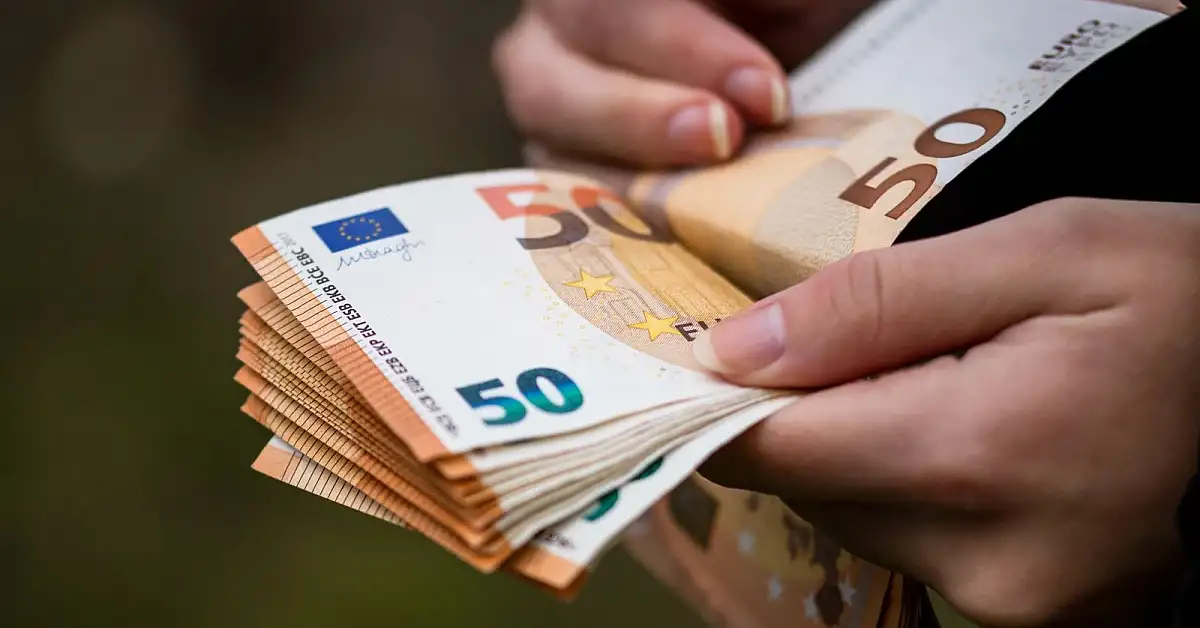 Επίδομα 100 ευρώ: Αύριο η πληρωμή για 80.000 εργαζόμενους