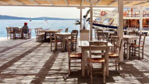 Άλλαξαν συνήθειες οι τουρίστες – Η κίνηση που μείωσε πολύ τον τζίρο στην εστίαση