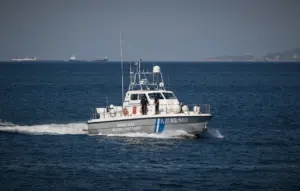 Γυναίκα ανασύρθηκε χωρίς τις αισθήσεις της από τη θάλασσα στον Πειραιά