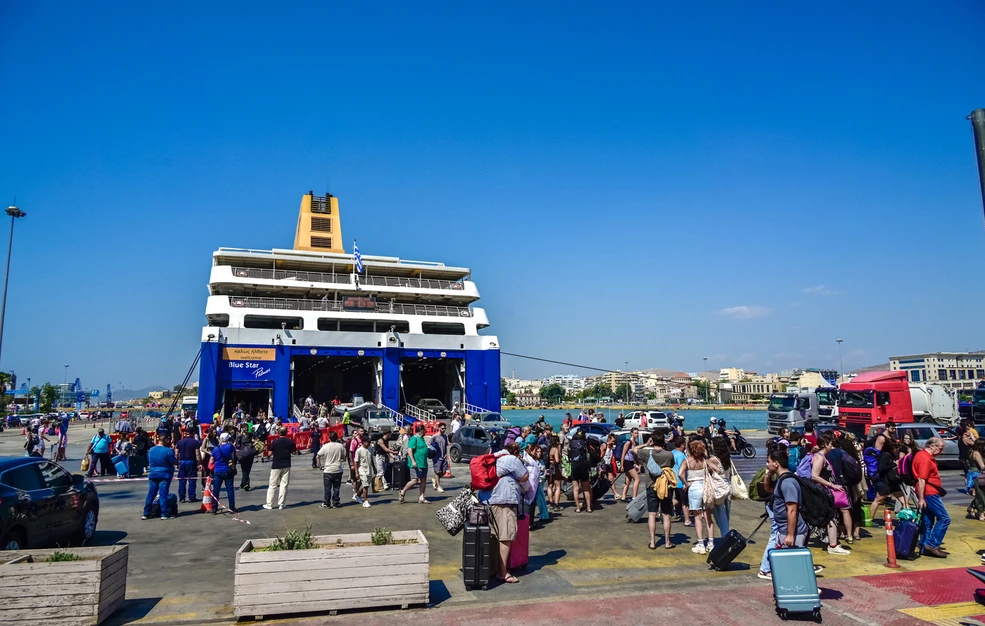 Τέλος διακοπών για χιλιάδες ταξιδιώτες – Αυξημένη κίνηση στο λιμάνι του Πειραιά