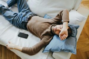 Γιατί μας παίρνει ο ύπνος στον καναπέ αλλά ξυπνάμε στο κρεβάτι