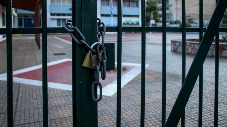 «Λουκέτο» σε 38 σχολεία στην Ελλάδα – Οι περιοχές που θα κλείσουν