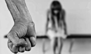 Ρόδος: 31χρονη καταγγέλλει τον σύντροφό της για επίθεση με μαχαίρι μπροστά στα παιδιά της