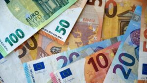 Πότε έρχονται τα νέα χαρτονομίσματα και ποιες προσωπικότητες θα απεικονίζουν