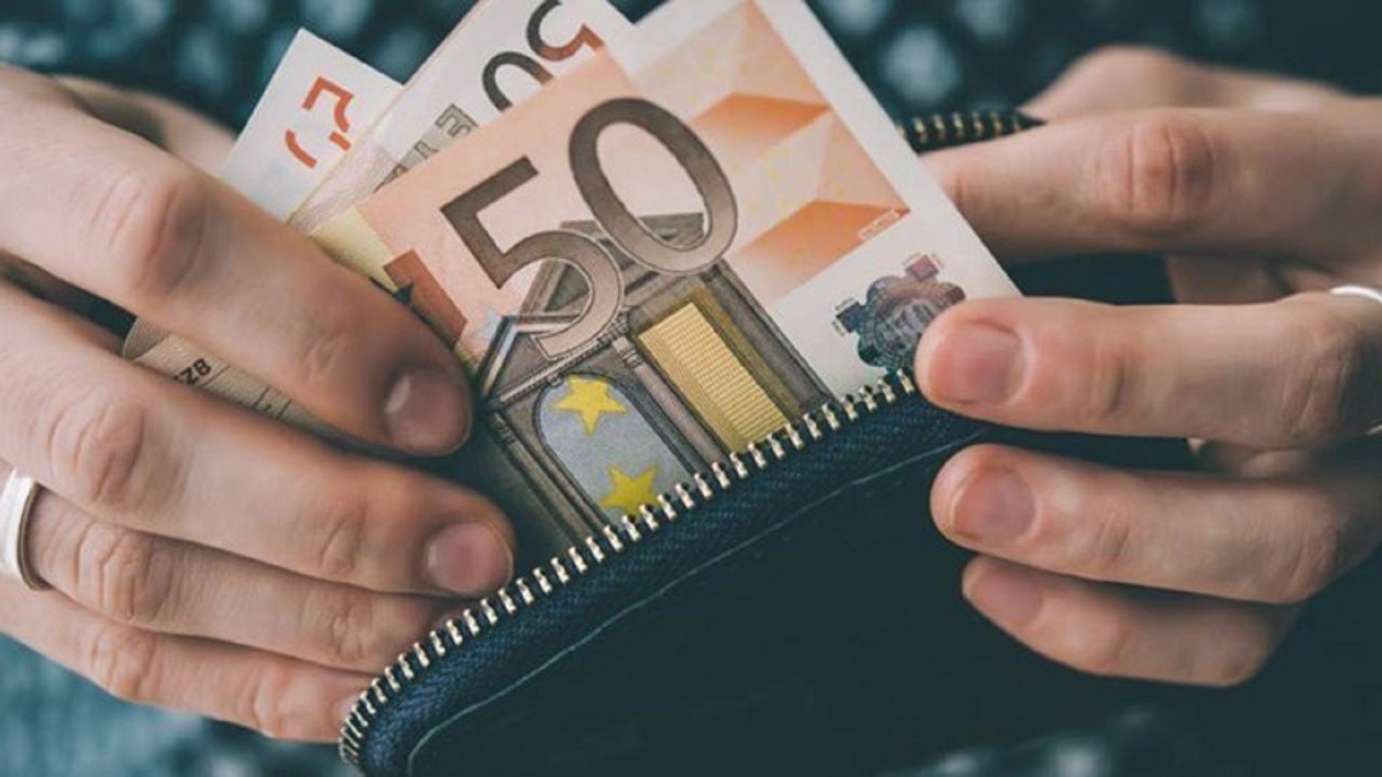 Τι ισχύει με το επίδομα 250 ευρώ και ποιοι θα το δουν στον λογαριασμό