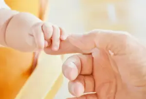 Αδικία τέλος για εργαζόμενες μαμάδες – Το νέο επίδομα που αλλάζει τα πάντα