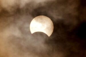 Μερική έκλειψη ηλίου αύριο: Οι ώρες κορύφωσης του φαινομένου που θα μαγνητίσει τα βλέμματα