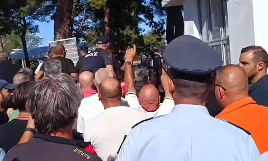 Ένταση στις Σέρρες: Αγρότες αποδοκίμασαν τον Γιάννη Αδριανό και πέταξαν καφέδες και νερά