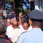 Ένταση στις Σέρρες: Αγρότες αποδοκίμασαν τον Γιάννη Αδριανό και πέταξαν καφέδες και νερά