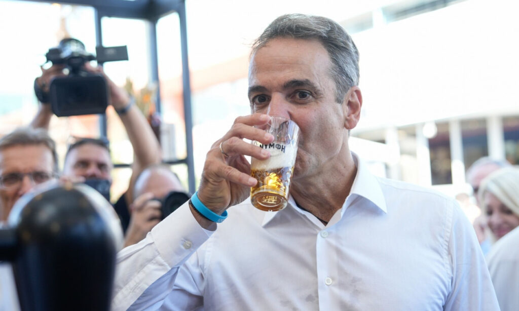 Κυριάκος Μητσοτάκης; Μπιλιάρδο, μπάσκετ και μπύρα στα περίπτερα της ΔΕΘ