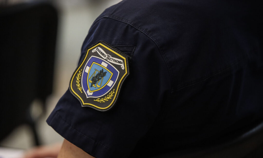 Σοκ με αστυνομικό που ξυλοκόπησε τον αδερφό του με σιδηρολοστό