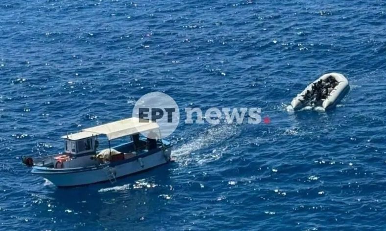 Γαύδος: Ψαράς έσωσε 25 μετανάστες από βέβαιο πνιγμό όταν βυθίστηκε λέμβος στο Λιβυκό