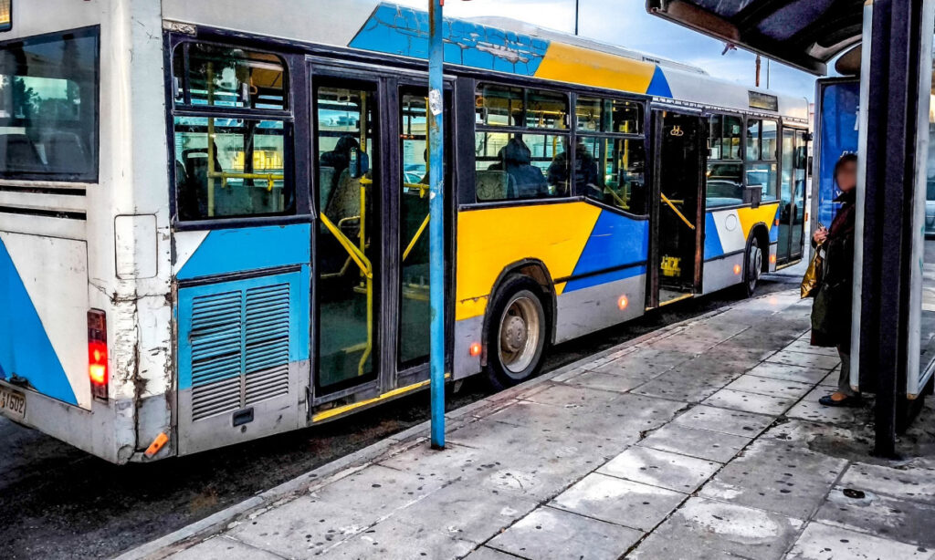 Σοκ σε λεωφορείο στη Γλυφάδα: Άνδρας κατέβασε το παντελόνι του μπροστά σε ανήλικες