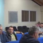 Δείτε βίντεο – Χάος στο δημοτικό συμβούλιο: «Θα κυκλοφορείτε με φουστίτσα»