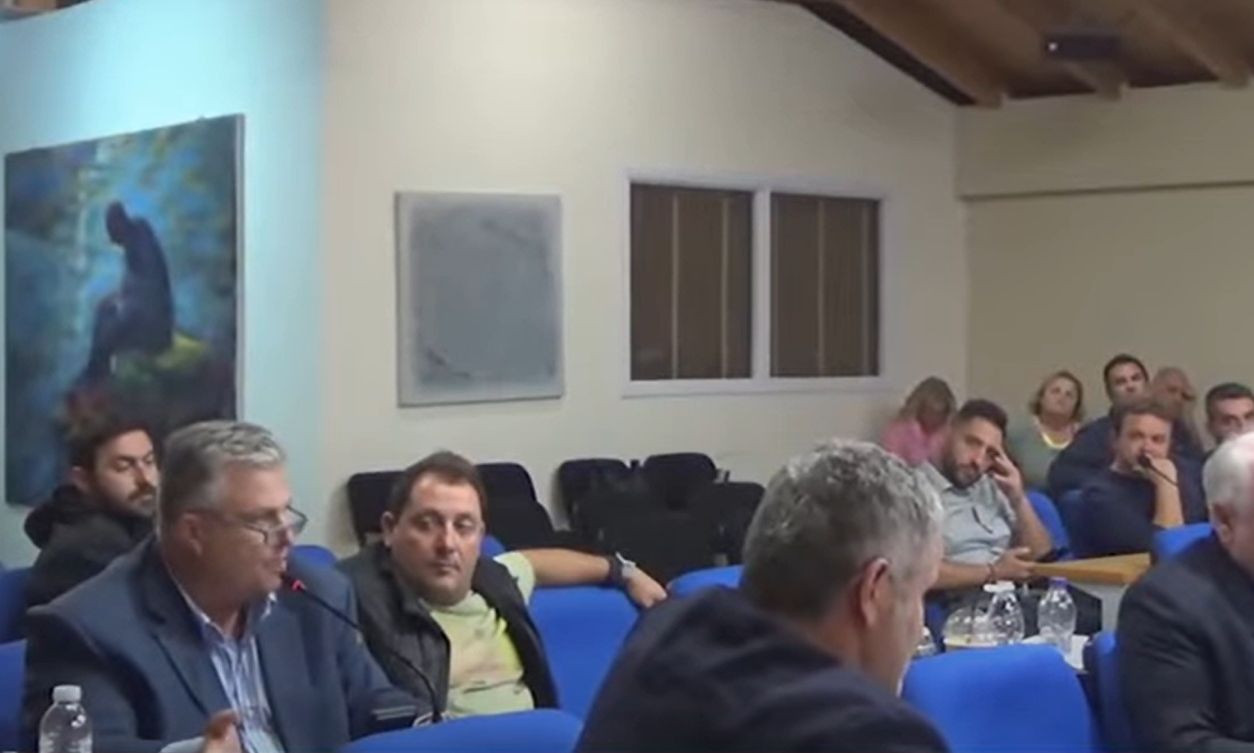 Δείτε βίντεο - Χάος στο δημοτικό συμβούλιο: «Θα κυκλοφορείτε με φουστίτσα»