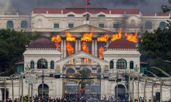 Νεπάλ: «Επανάσταση της Γενιάς Ζ» με φωτιά και αίμα – Παραιτήθηκε ο πρωθυπουργός, σε αναβρασμό η χώρα