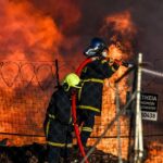 Ολονύχτια μάχη στο εργοστάσιο ξυλείας – 50 πυροσβέστες, 112 στους κατοίκους