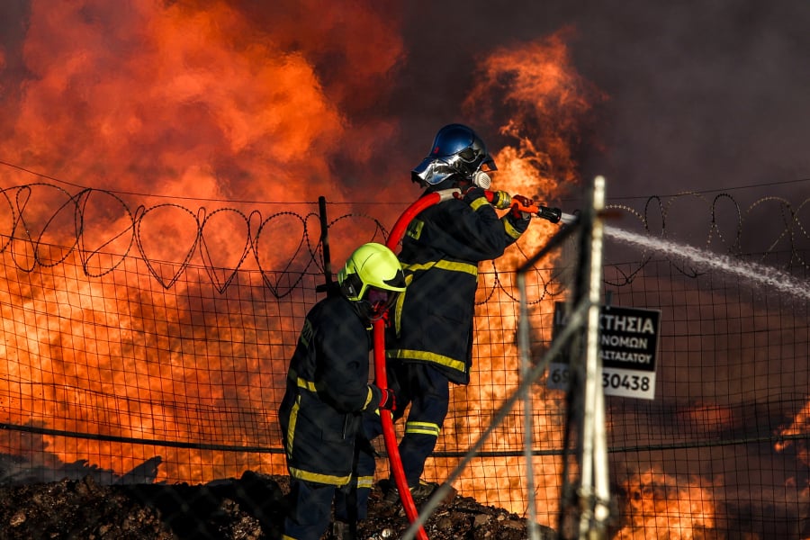 Ολονύχτια μάχη στο εργοστάσιο ξυλείας – 50 πυροσβέστες, 112 στους κατοίκους