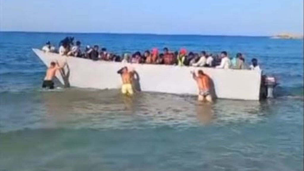 Σκηνές έντασης στη Γαύδο: Κάτοικοι απώθησαν βάρκα με μετανάστες με τα χέρια τους – 209 νέες αφίξεις σε μία μέρα