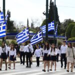 28η Οκτωβρίου στα σχολεία: Πώς βγαίνει ο σημαιοφόρος και οι παραστάτες – Όλοι οι κανόνες για παρελάσεις και απουσίες