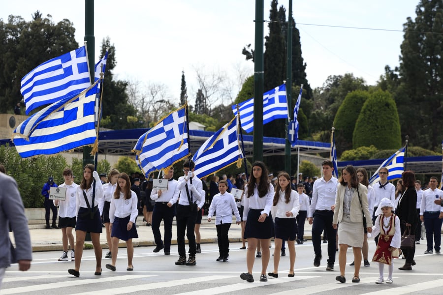 28η Οκτωβρίου στα σχολεία: Πώς βγαίνει ο σημαιοφόρος και οι παραστάτες – Όλοι οι κανόνες για παρελάσεις και απουσίες