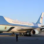 Συναγερμός για το Air Force One του Τραμπ εν πτήσει για Βρετανία – Παραλίγο σύγκρουση