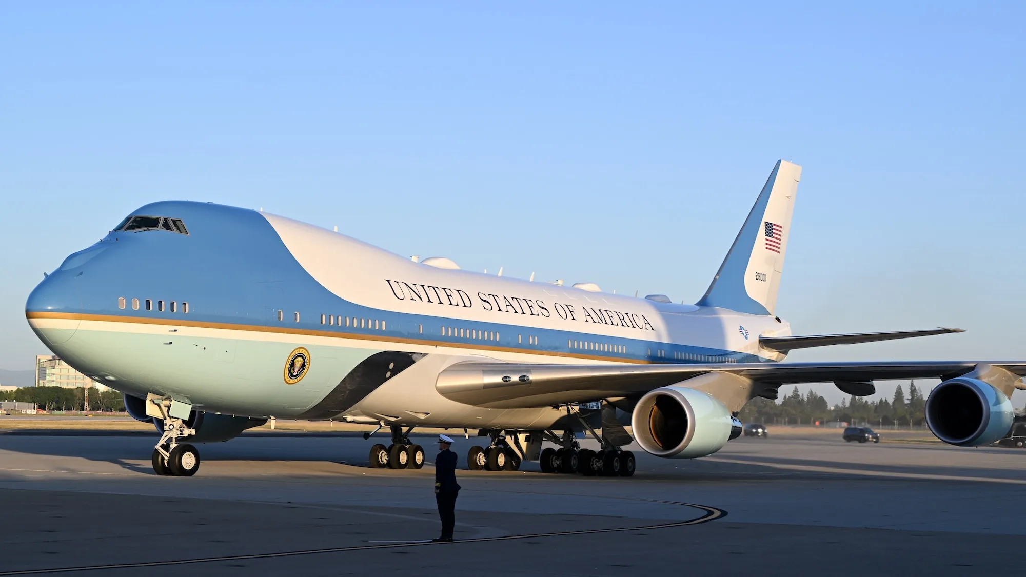Συναγερμός για το Air Force One του Τραμπ εν πτήσει για Βρετανία – Παραλίγο σύγκρουση