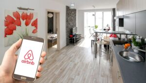 «Κόβονται» και άλλες περιοχές από το Airbnb – Ποιες περιοχές θα αφορά