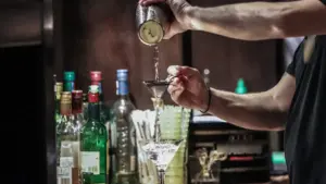 Ανήλικος λιποθύμησε από αλκοόλ σε κλαμπ στο Μπουρνάζι – Συνελήφθη ο υπεύθυνος